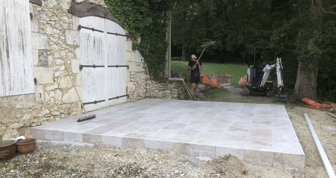 Création de terrasse travertin Paysagiste Toulouse Lèzat-sur-Lèze Muret