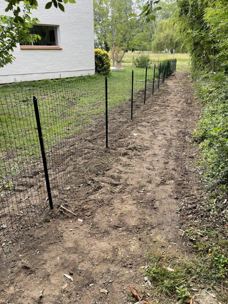 Pose clôture en grillage souple jardin paysagiste jardinier Ariège Occitanie