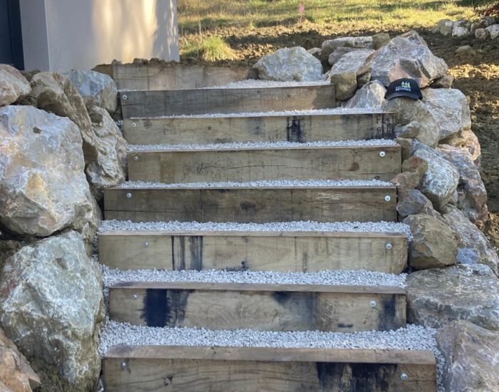 Création escalier en traverse chêne et remplissage de graviers