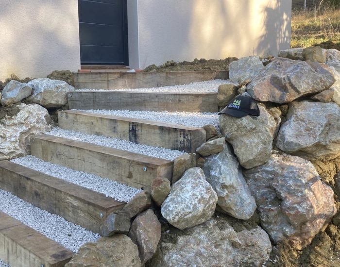 Création escalier en traverse chêne et remplissage de graviers