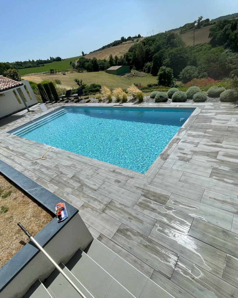 Terrasse de piscine en dalles grise sur plots à Mervilla paysagiste Toulouse