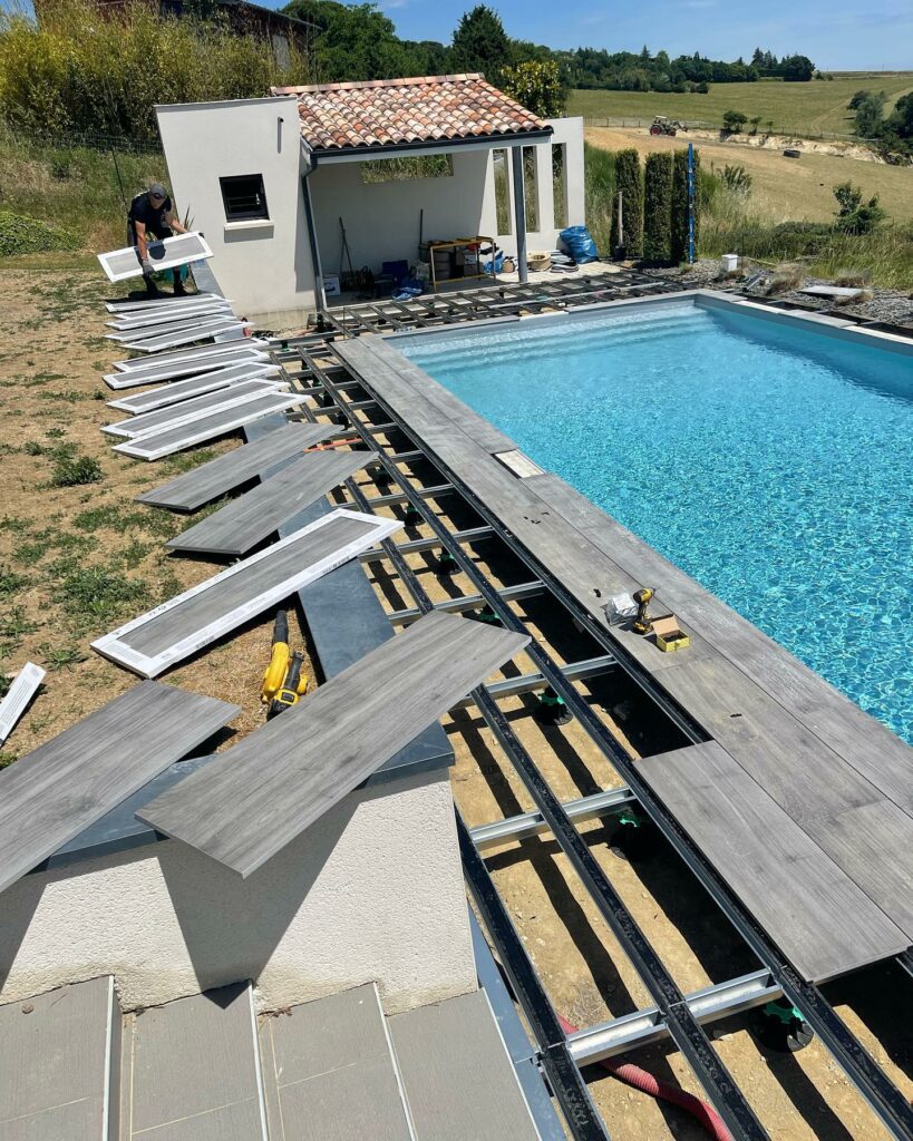 Terrasse de piscine en dalles grise sur plots à Mervilla paysagiste Toulouse