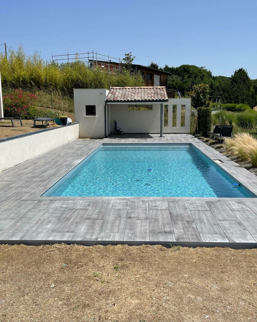 Terrasse de piscine en dalles grise sur plots à Mervilla paysagiste Toulouse